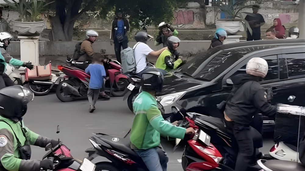 Aneh! Penumpang Mobil Lawan Arah Gunung Sahari Santai Main HP